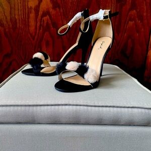 Women’s heel with black and cream poms